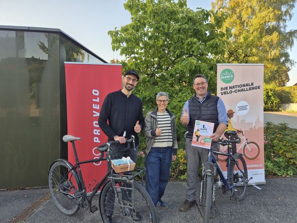 Von links nach rechts: Simon Aebischer (Gemeindeverwaltung), Anita Wenger (Pro Velo Schweiz) und Andreas Remund, stellvertretender Gemeindepräsident.